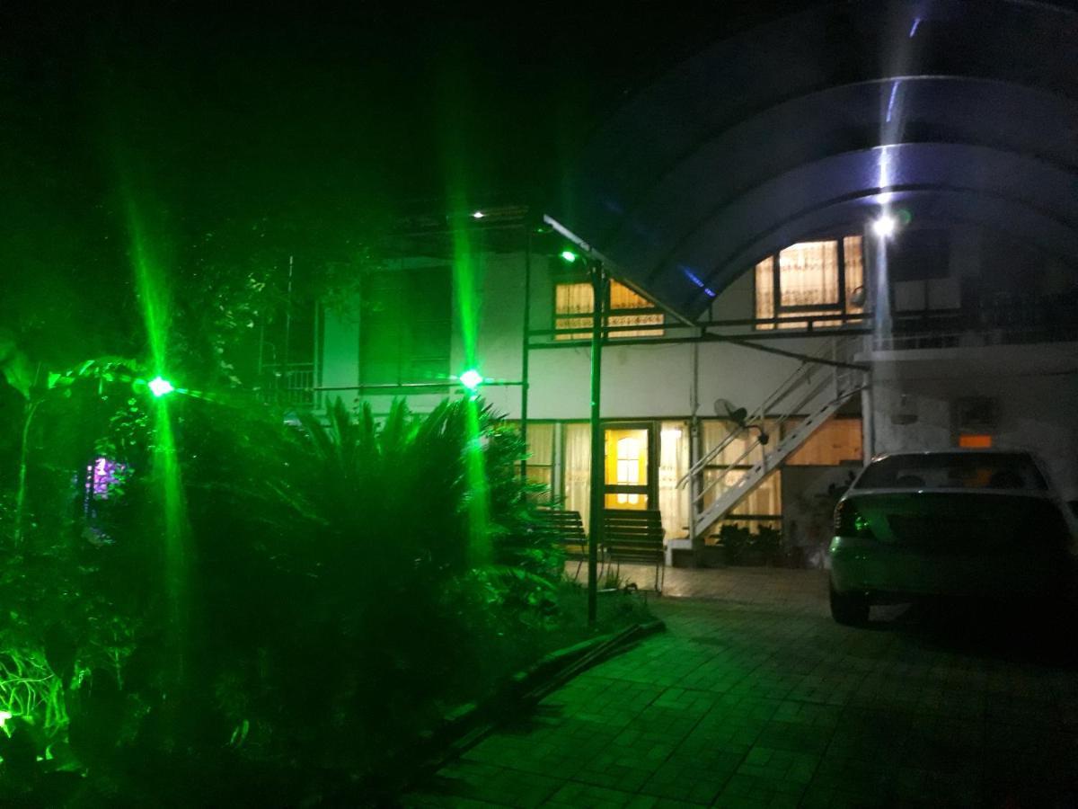 Гостевой Дом У Левы Hotel Gagra Exterior photo