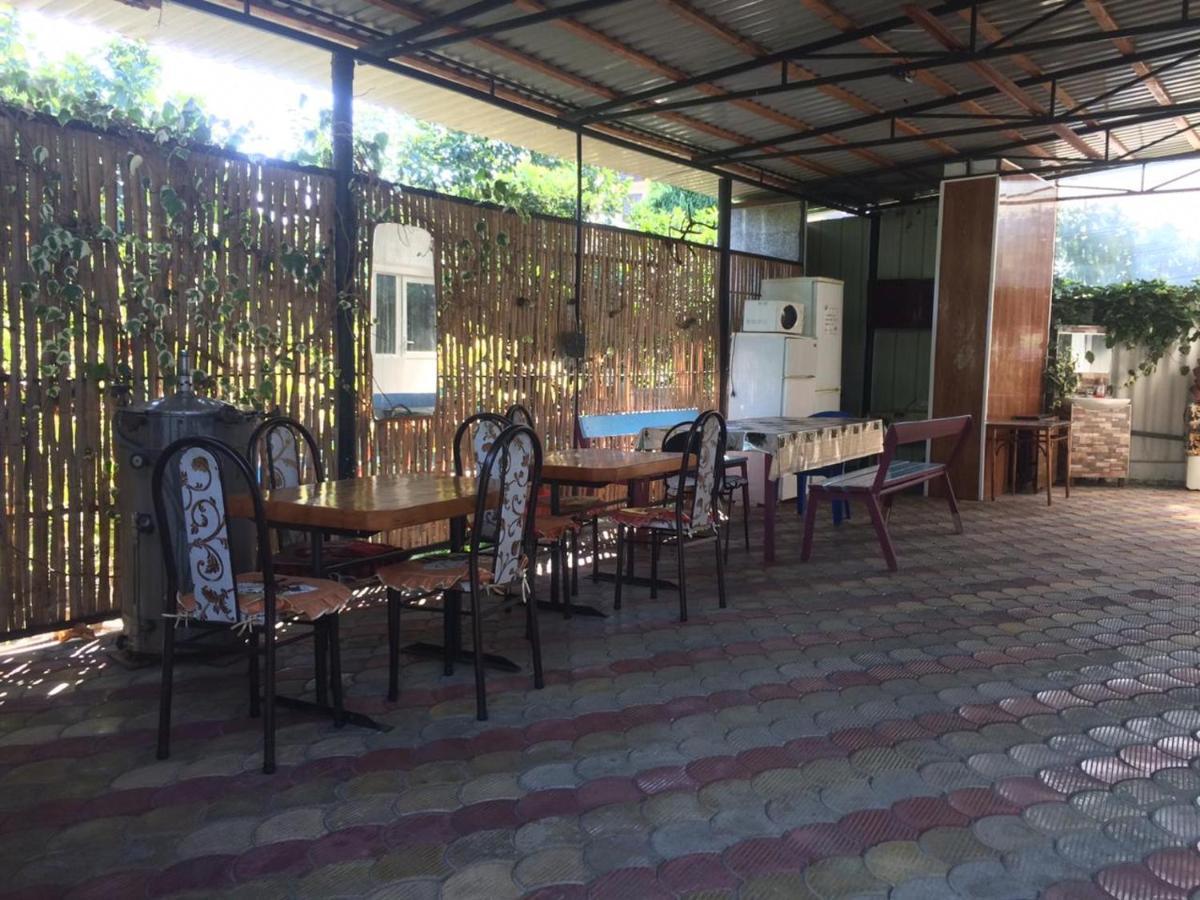 Гостевой Дом У Левы Hotel Gagra Exterior photo