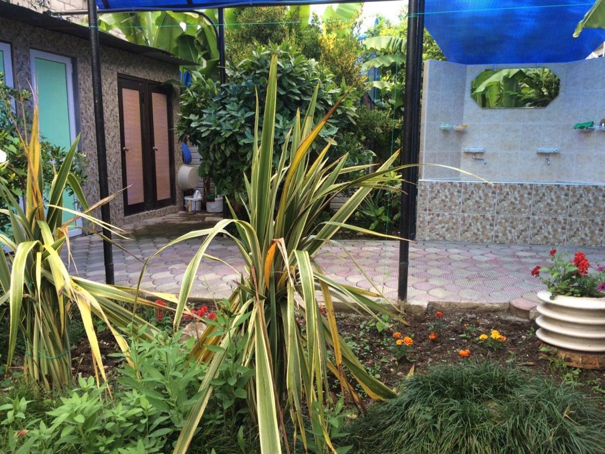 Гостевой Дом У Левы Hotel Gagra Exterior photo