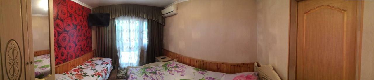 Гостевой Дом У Левы Hotel Gagra Exterior photo